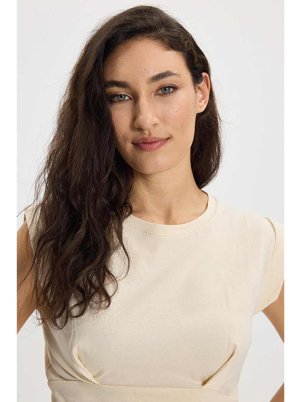 Kadın Slim Fit %100 Pamuk Pileli Yumuşak Doku Bisiklet Yaka Bej Crop Bluz-3