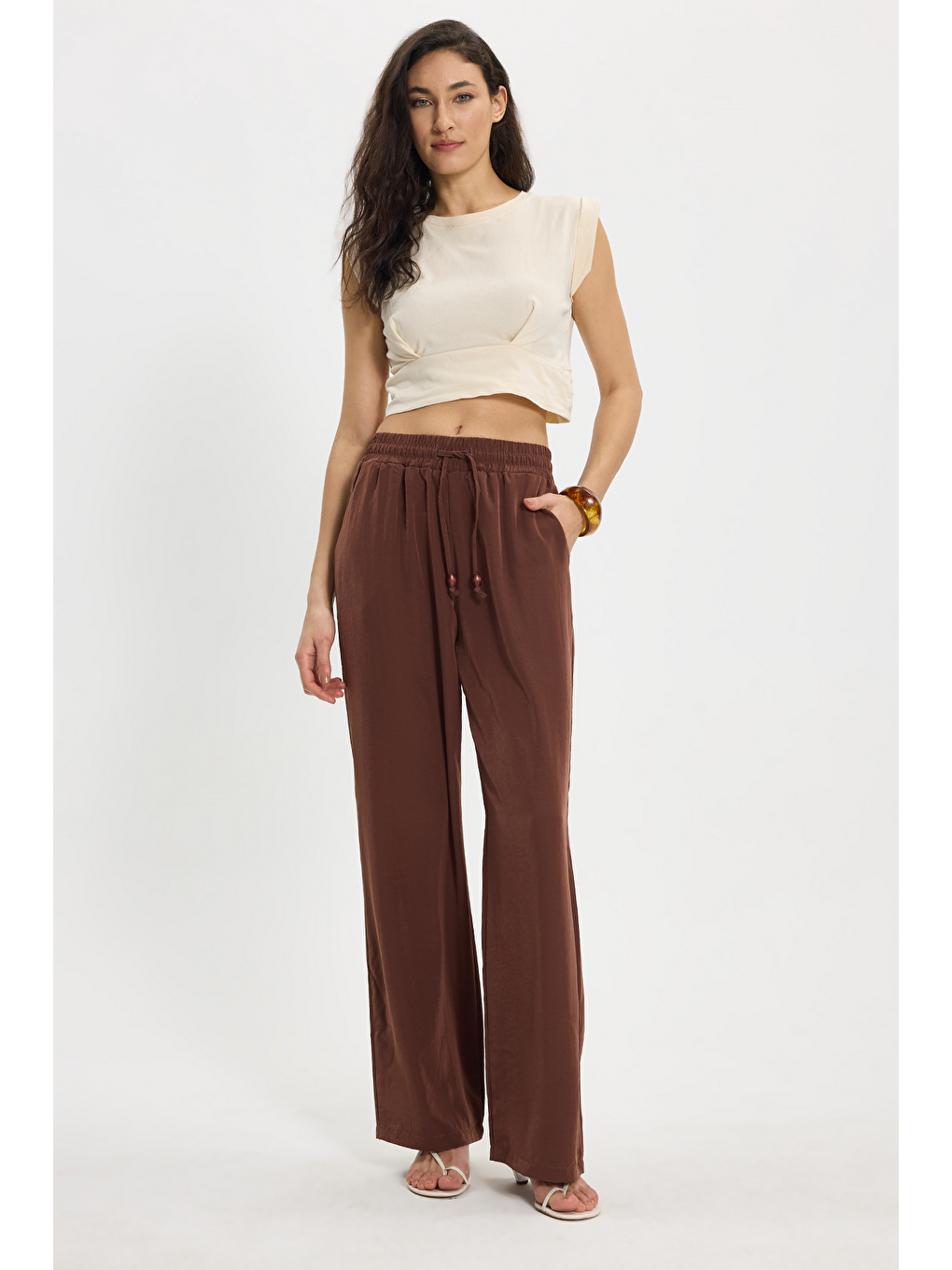 Kadın Slim Fit %100 Pamuk Pileli Yumuşak Doku Bisiklet Yaka Bej Crop Bluz-4