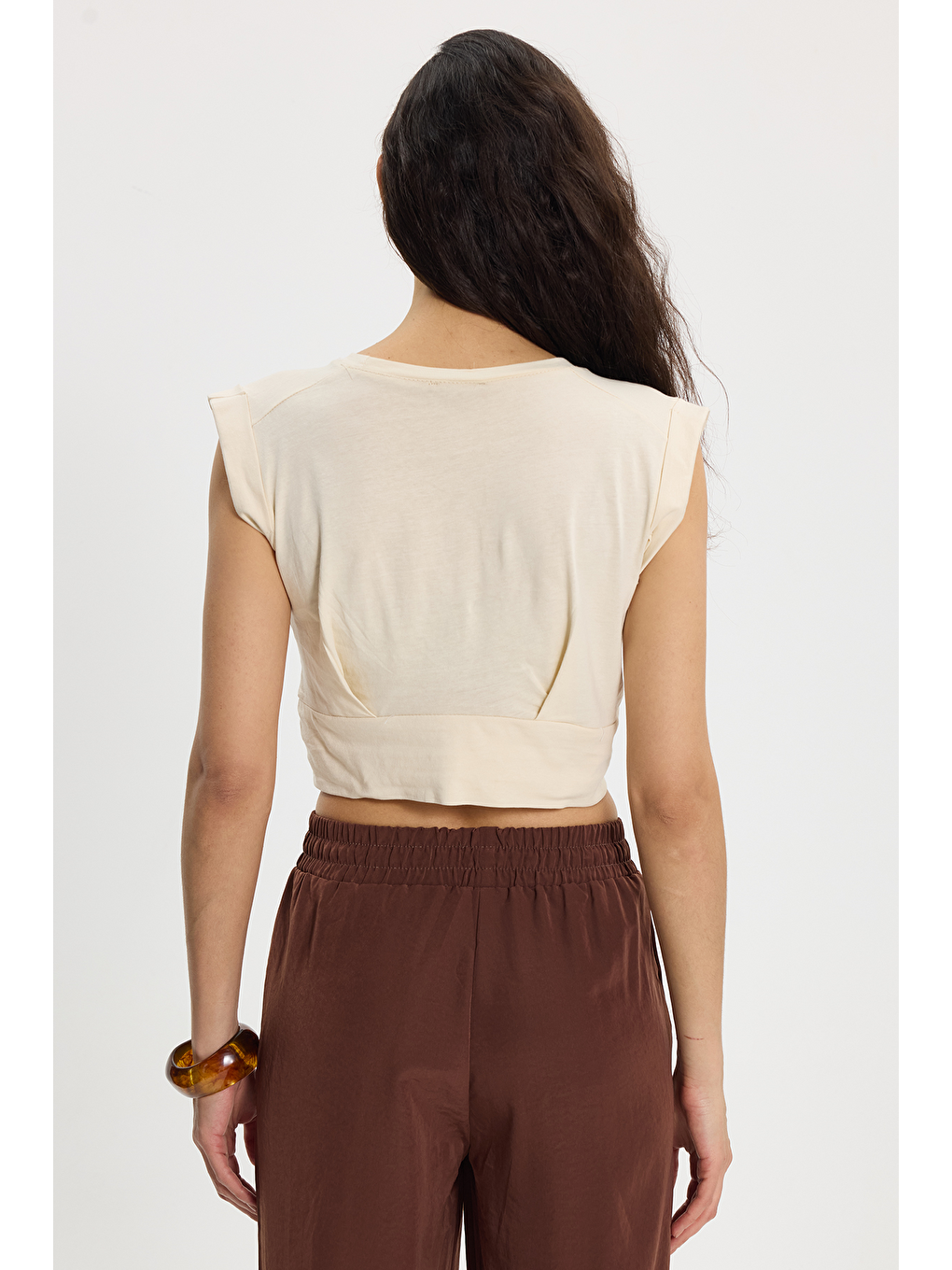Kadın Slim Fit %100 Pamuk Pileli Yumuşak Doku Bisiklet Yaka Bej Crop Bluz-6