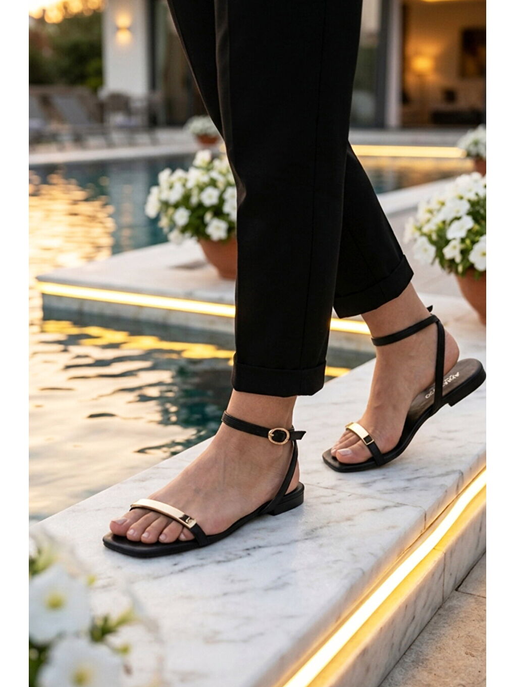 Siyah Hafif İnce Tabanlı Kadın Sandalet 513106 Z-2