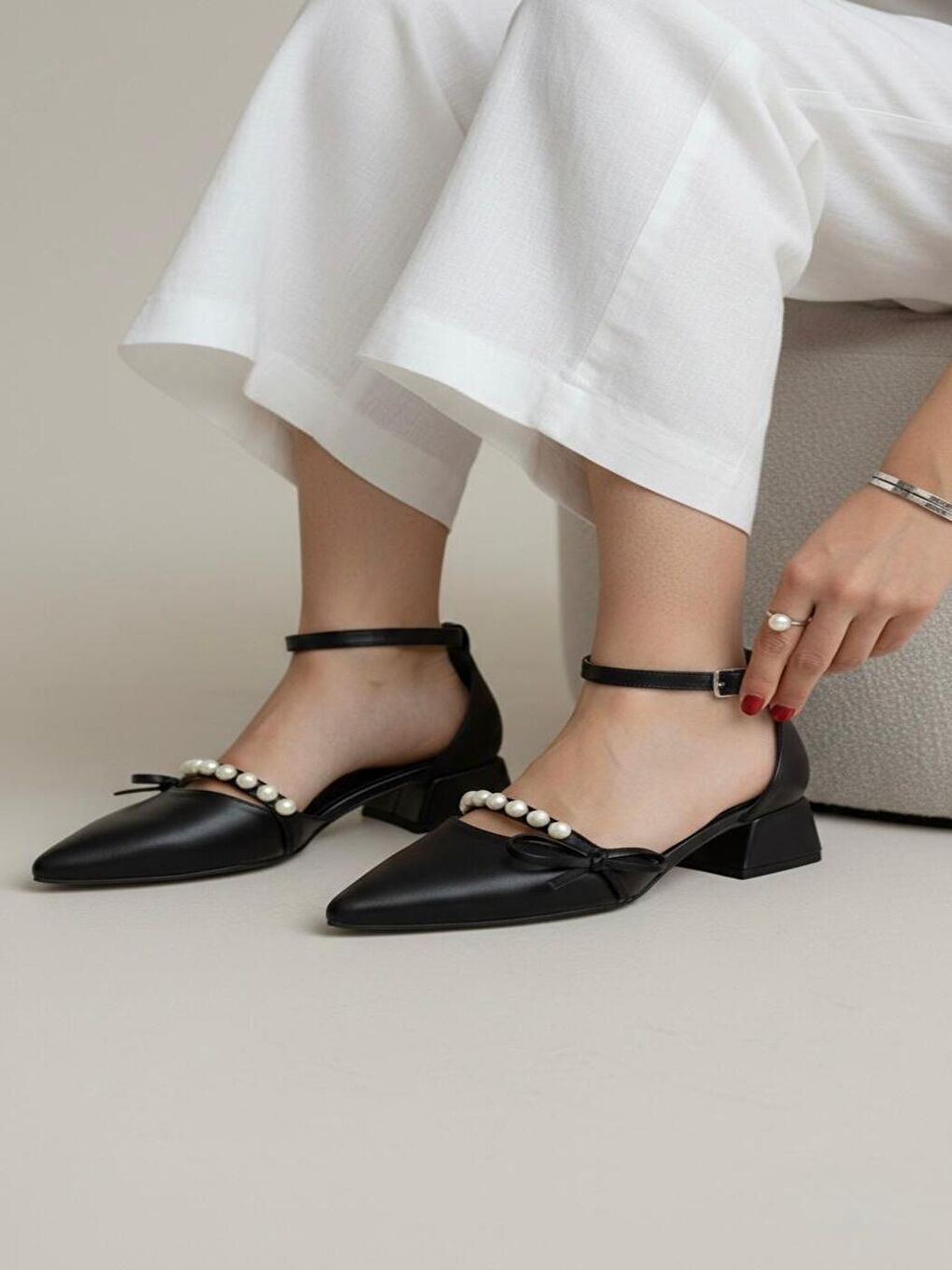 Kadın Arin Siyah Cilt Sivri Burun Fiyonk ve İnci Detaylı 3 Cm Topuk Klasik Ayakkabı