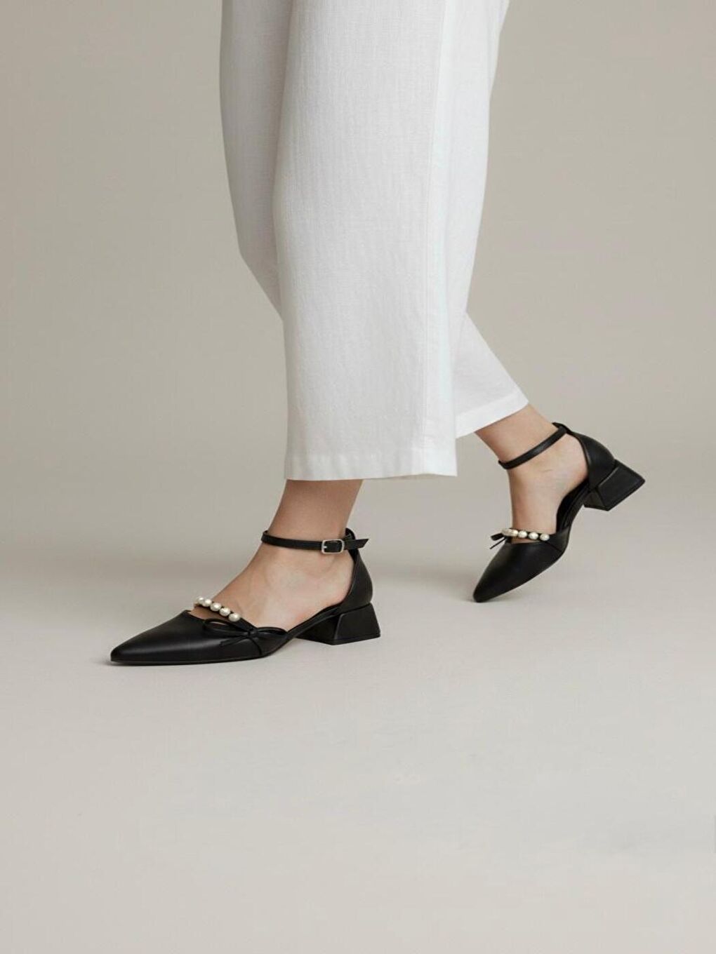 Kadın Arin Siyah Cilt Sivri Burun Fiyonk ve İnci Detaylı 3 Cm Topuk Klasik Ayakkabı-1