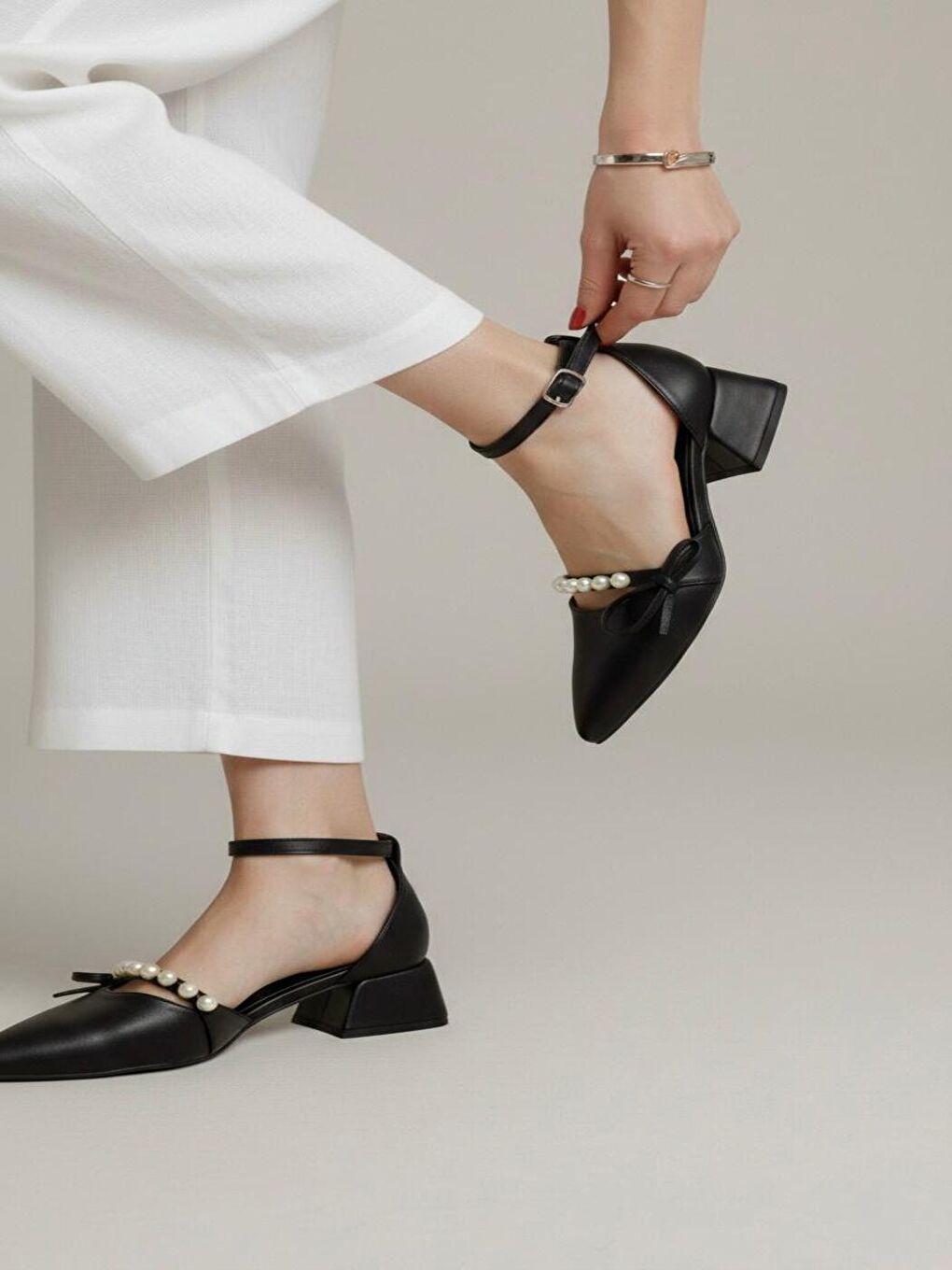 Kadın Arin Siyah Cilt Sivri Burun Fiyonk ve İnci Detaylı 3 Cm Topuk Klasik Ayakkabı-2