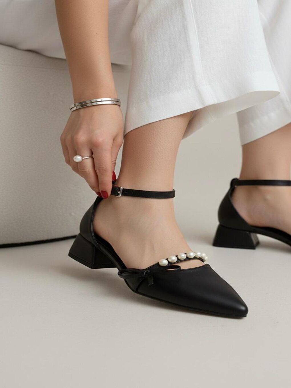 Kadın Arin Siyah Cilt Sivri Burun Fiyonk ve İnci Detaylı 3 Cm Topuk Klasik Ayakkabı-3