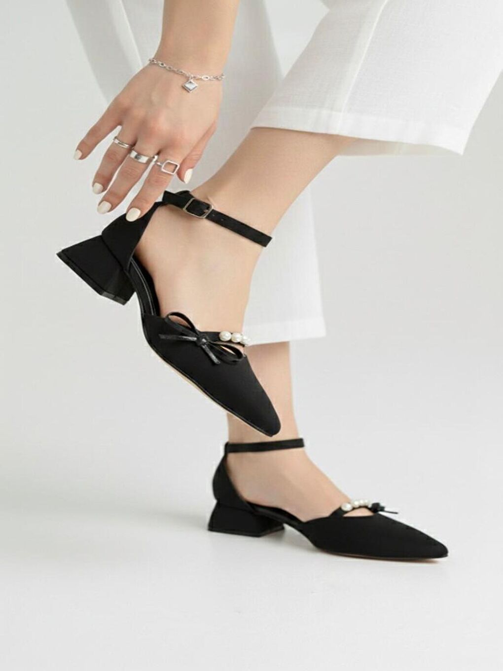 Kadın Arin Siyah Saten Sivri Burun Fiyonk ve İnci Detaylı 3 Cm Topuk Klasik Ayakkabı