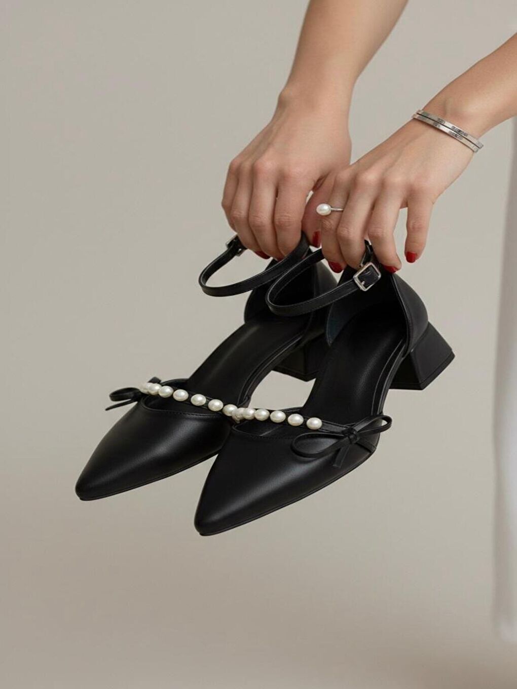 Kadın Arin Siyah Cilt Sivri Burun Fiyonk ve İnci Detaylı 3 Cm Topuk Klasik Ayakkabı-4