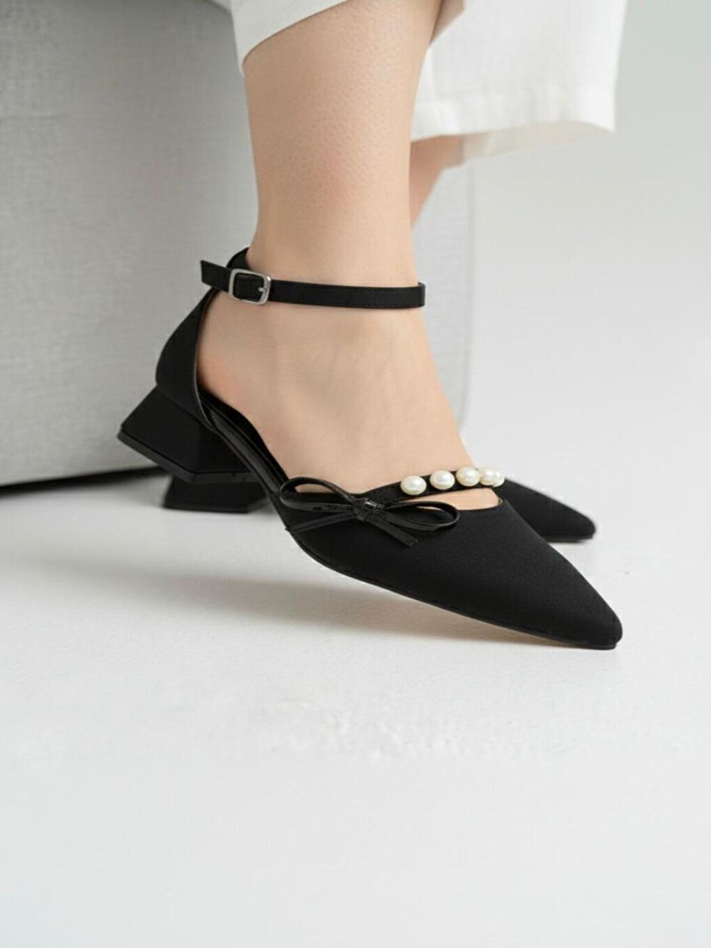 Kadın Arin Siyah Saten Sivri Burun Fiyonk ve İnci Detaylı 3 Cm Topuk Klasik Ayakkabı-1