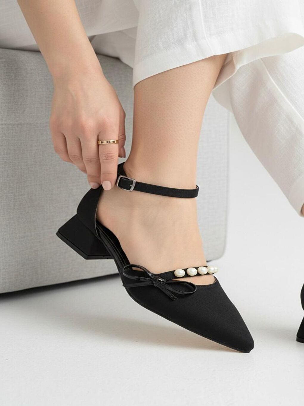 Kadın Arin Siyah Saten Sivri Burun Fiyonk ve İnci Detaylı 3 Cm Topuk Klasik Ayakkabı-3