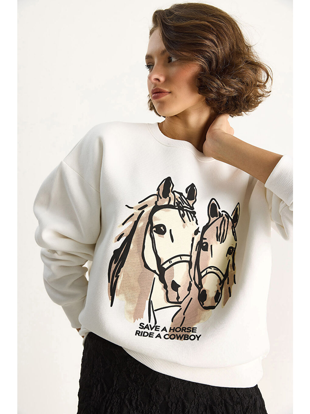 Beyaz Kadın Bisiklet Yaka Dijital Cowboy Baskılı Salaş Sweatshirt-2