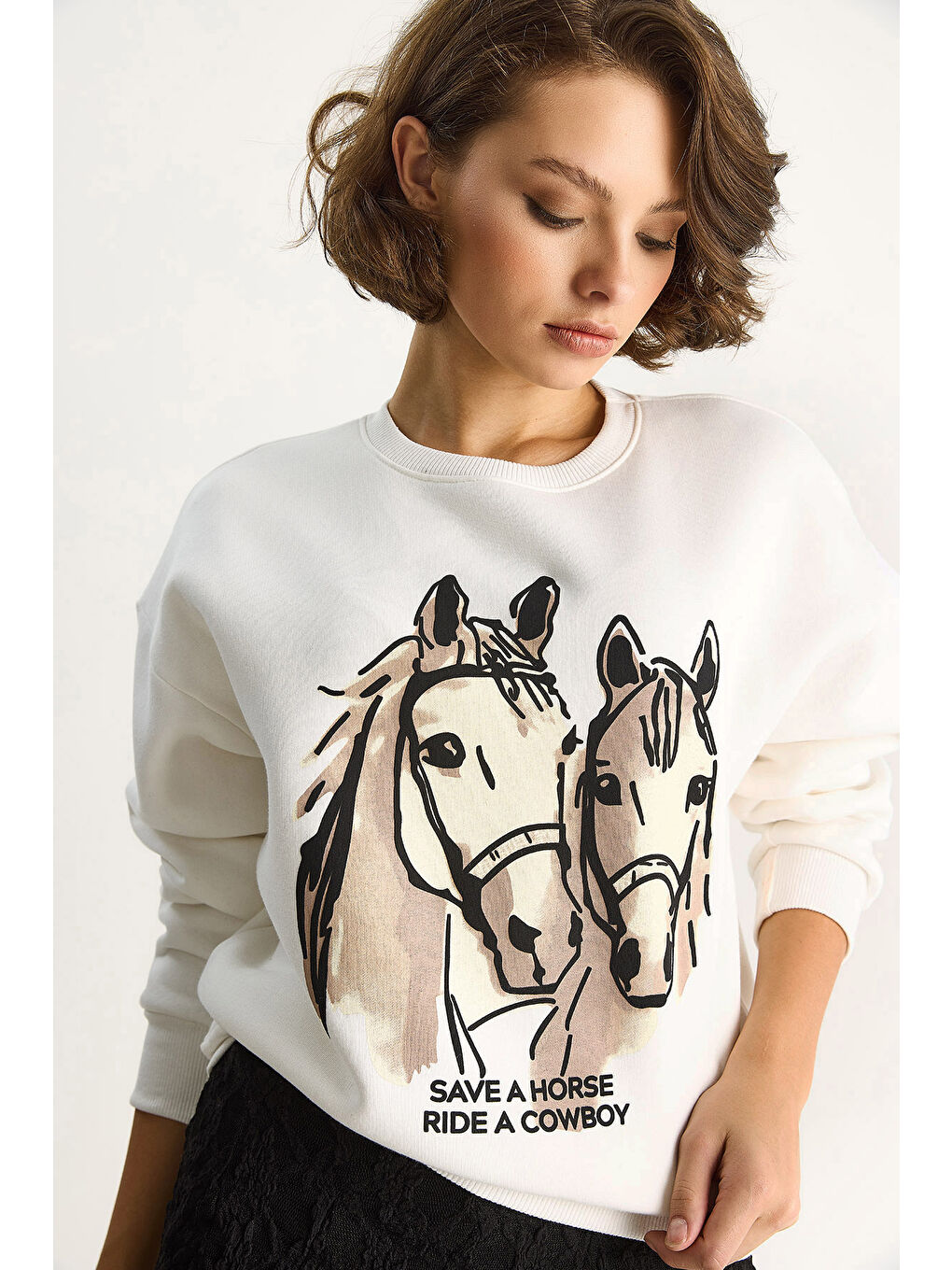 Beyaz Kadın Bisiklet Yaka Dijital Cowboy Baskılı Salaş Sweatshirt-3