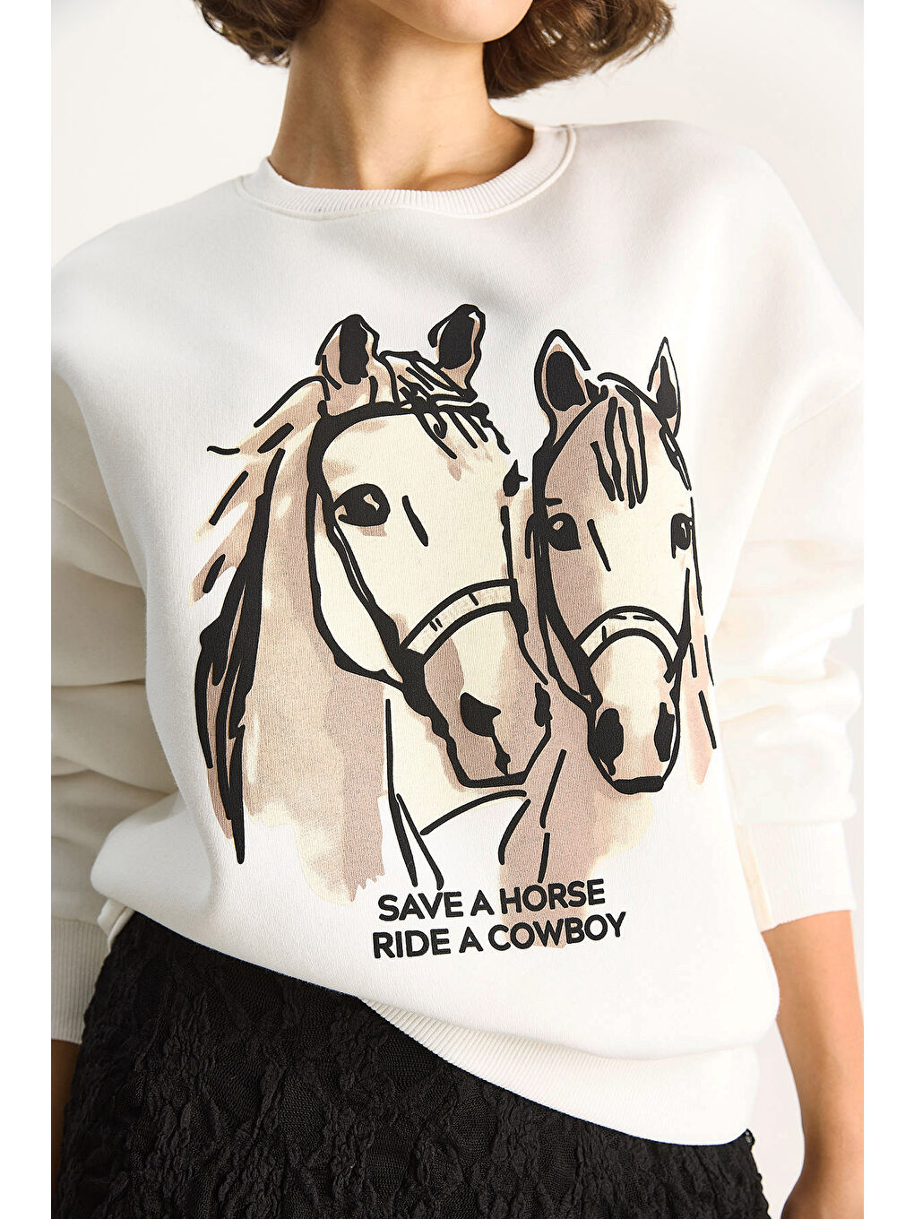Beyaz Kadın Bisiklet Yaka Dijital Cowboy Baskılı Salaş Sweatshirt-4