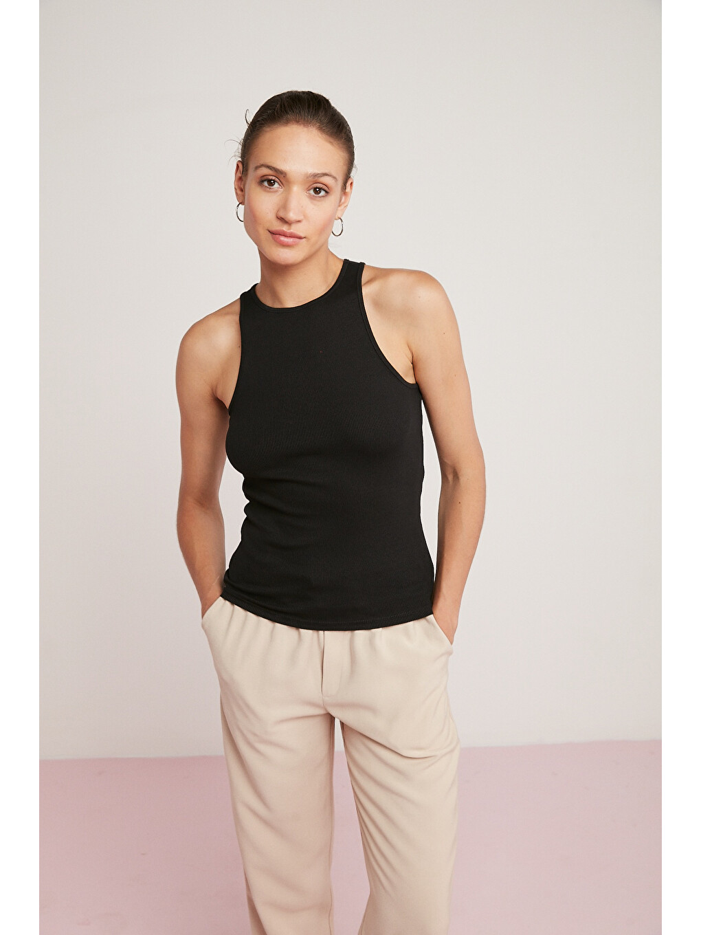 Mıra Kadın Fitilli Görünümlü Pamuklu Regular Fit Halter Yaka Sıfır Kollu Siyah Atlet-4