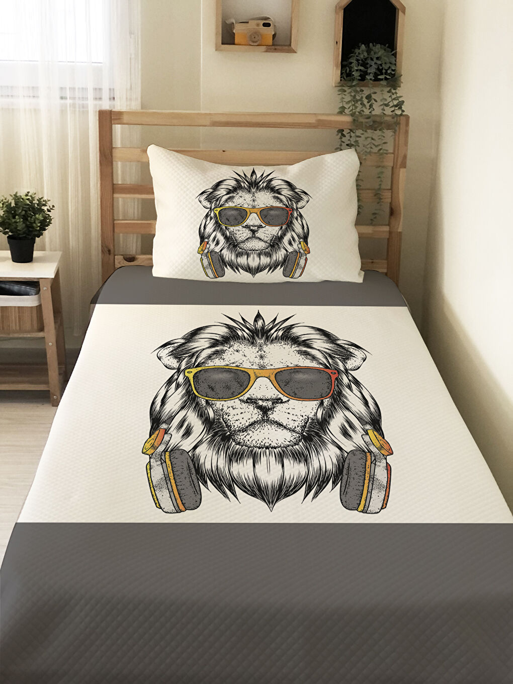 Karışık Gözlüklü Aslan Desenli Çocuk Pike Takımı - 160x220 Cm Pike 50x70 Cm Yastık Kılıfı