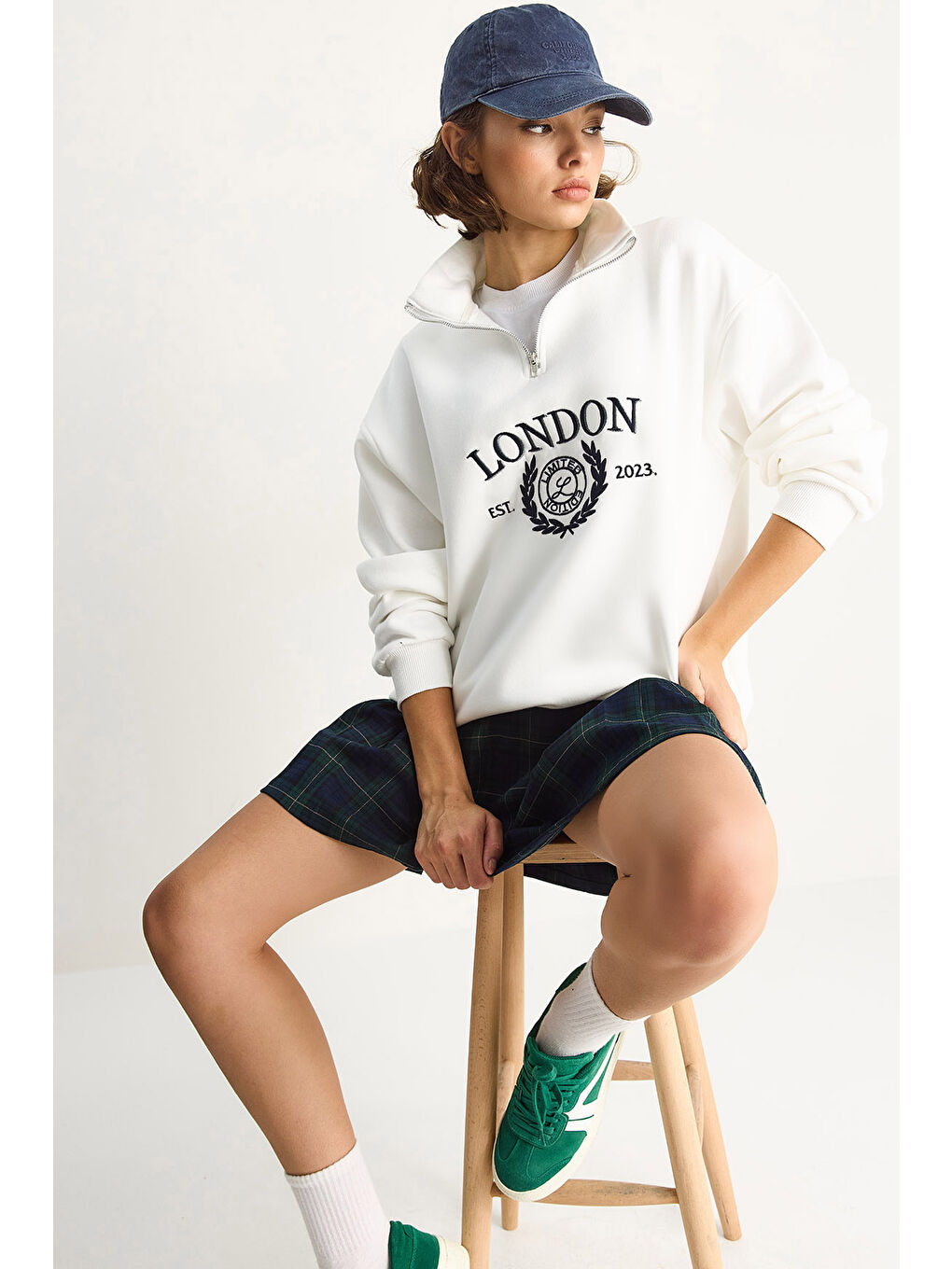 Beyaz Kadın London İşlemeli Dik Yaka Fermuar Detaylı Şardonlu Oversize Sweatshirt
