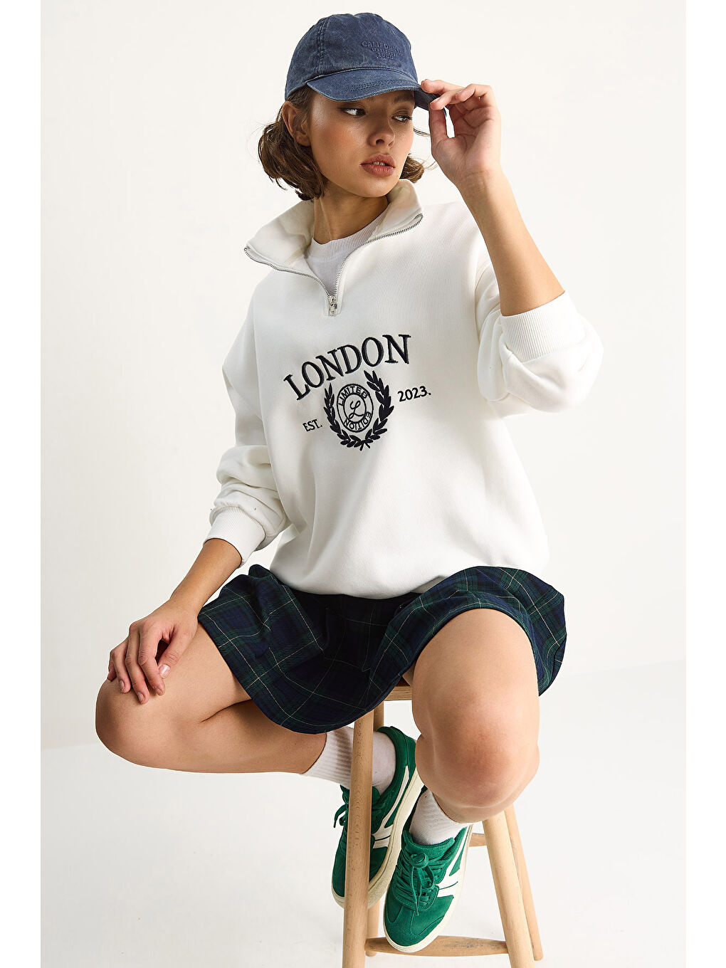 Beyaz Kadın London İşlemeli Dik Yaka Fermuar Detaylı Şardonlu Oversize Sweatshirt-1