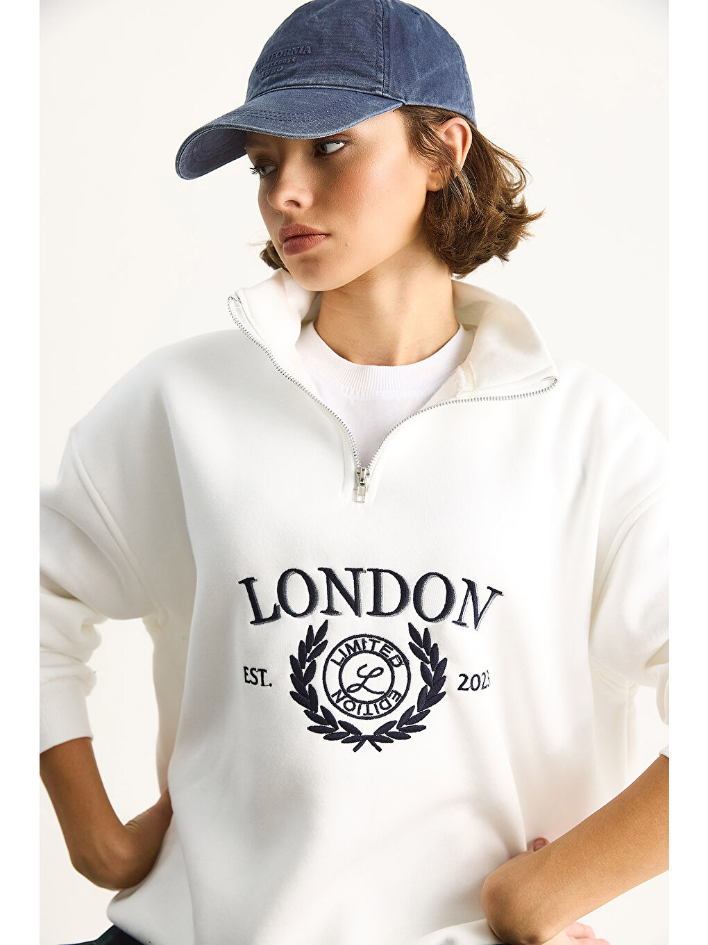 Beyaz Kadın London İşlemeli Dik Yaka Fermuar Detaylı Şardonlu Oversize Sweatshirt-2