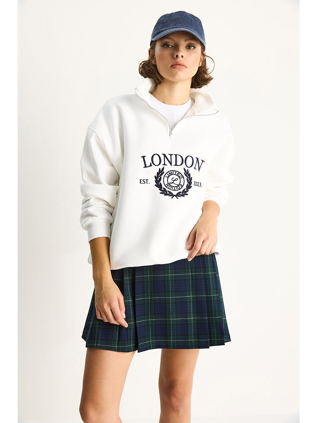 Beyaz Kadın London İşlemeli Dik Yaka Fermuar Detaylı Şardonlu Oversize Sweatshirt-3