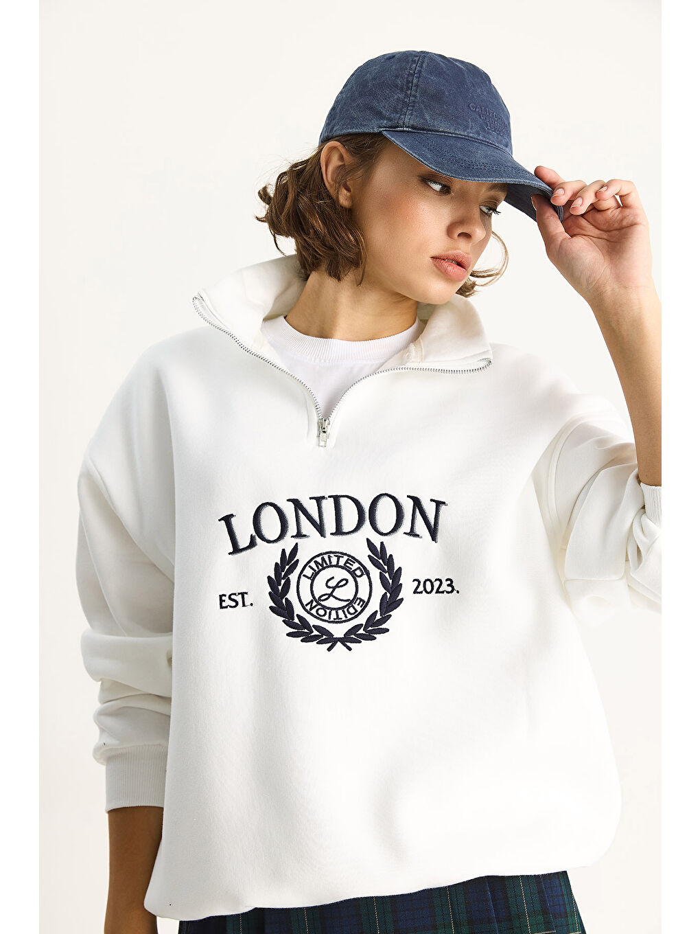 Beyaz Kadın London İşlemeli Dik Yaka Fermuar Detaylı Şardonlu Oversize Sweatshirt-4