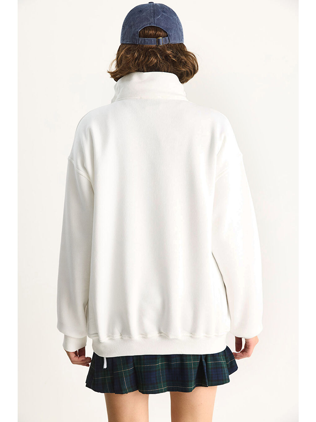 Beyaz Kadın London İşlemeli Dik Yaka Fermuar Detaylı Şardonlu Oversize Sweatshirt-6