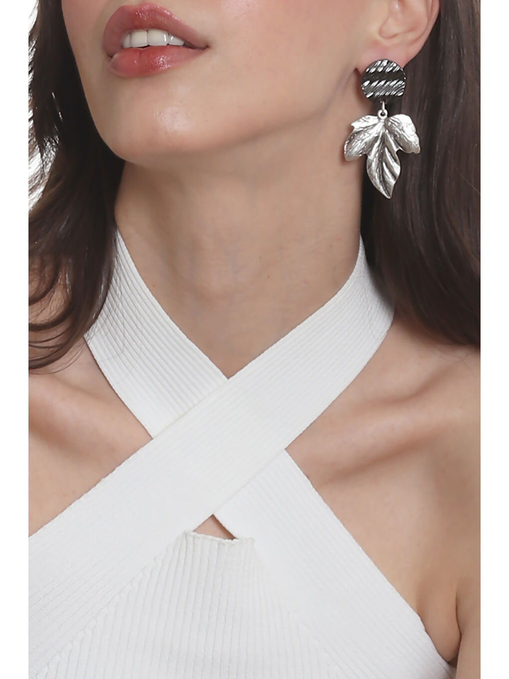 Gri Kadın Çivili Model Yaprak Formlu Küpe-2