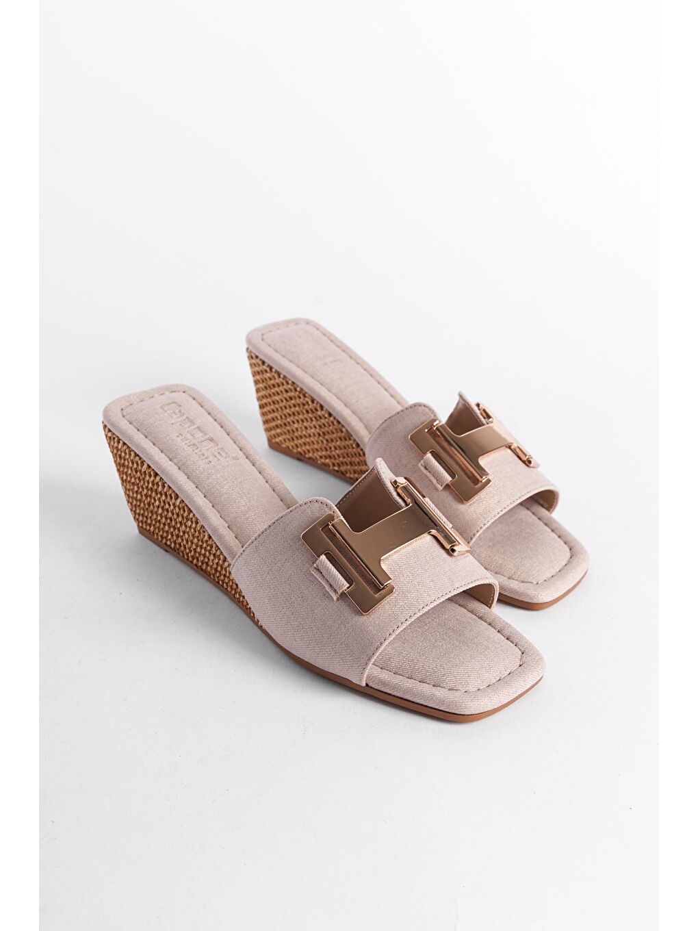 Bej Dolgu Topuklu Keten Bantlı Kadın Terlik