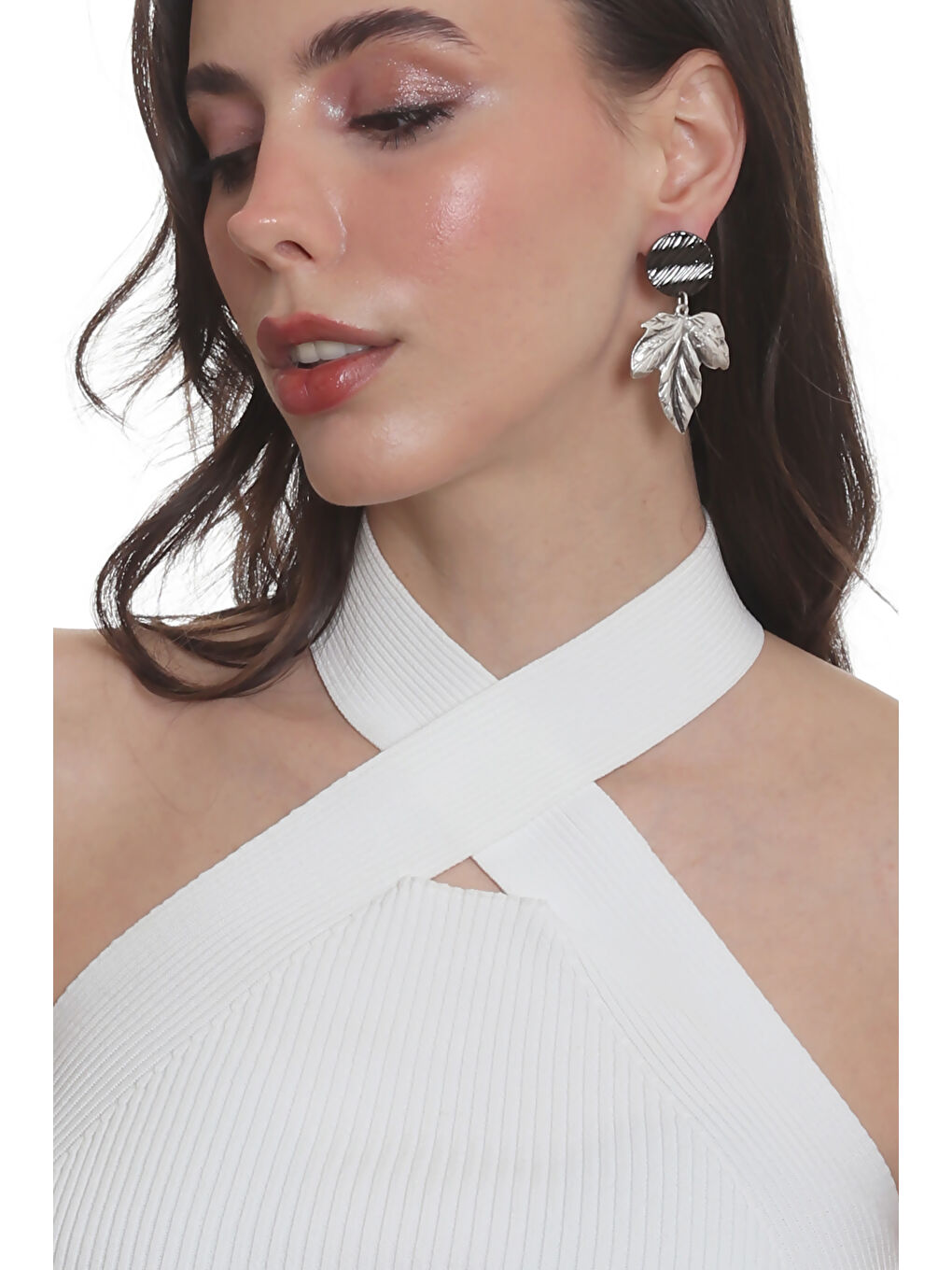 Gri Kadın Çivili Model Yaprak Formlu Küpe-1