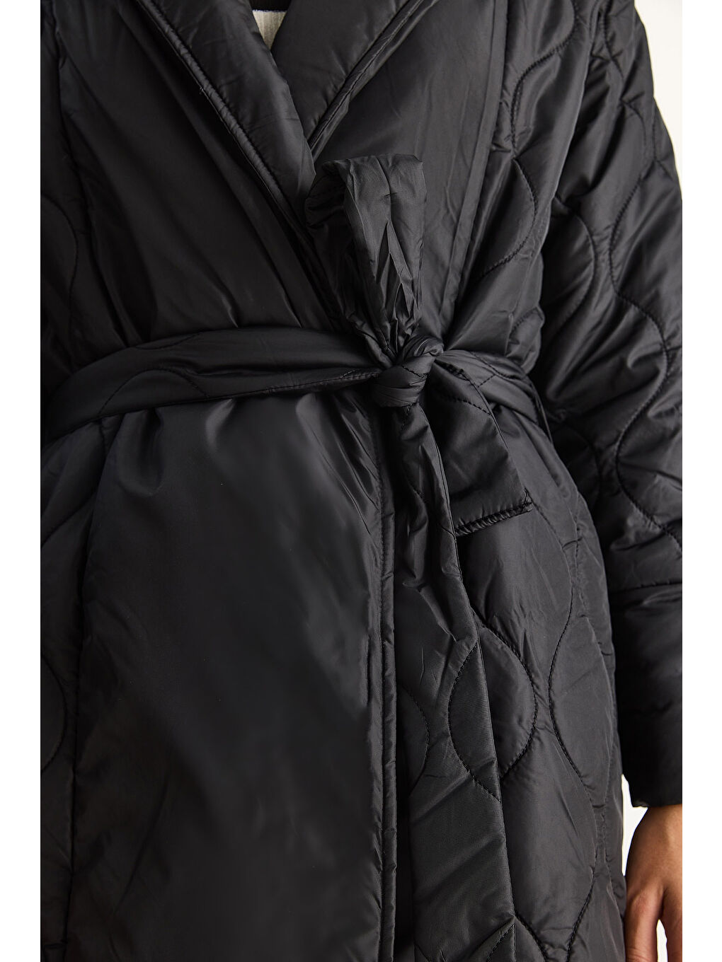 Siyah Kadın Kuşaklı Şal Yaka Kapitone Kaban-6