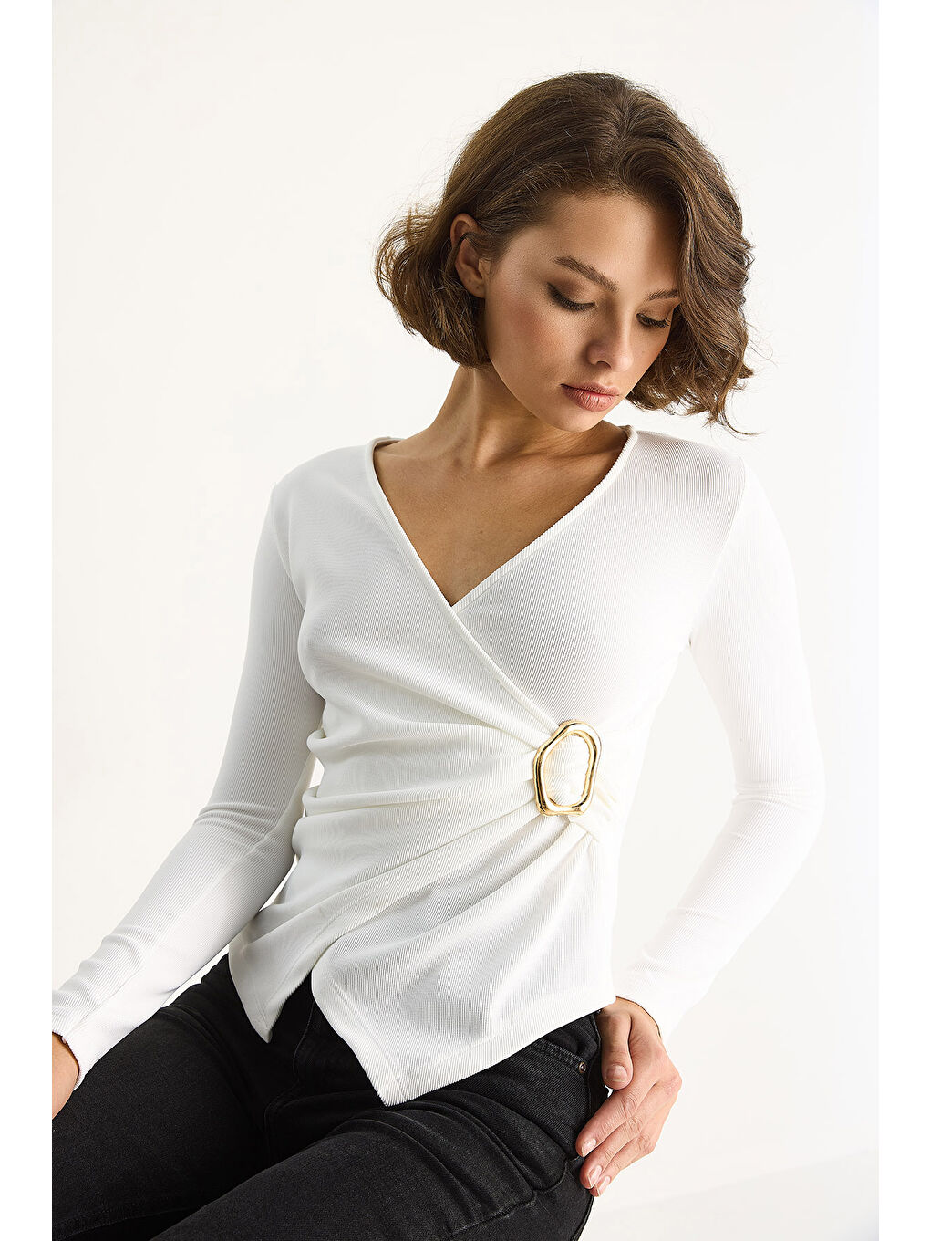 Beyaz Kadın Kruvaze Yaka Gold Toka Detaylı Uzun Kollu Bluz-1