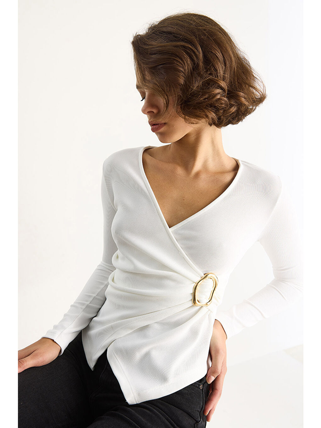 Beyaz Kadın Kruvaze Yaka Gold Toka Detaylı Uzun Kollu Bluz-2