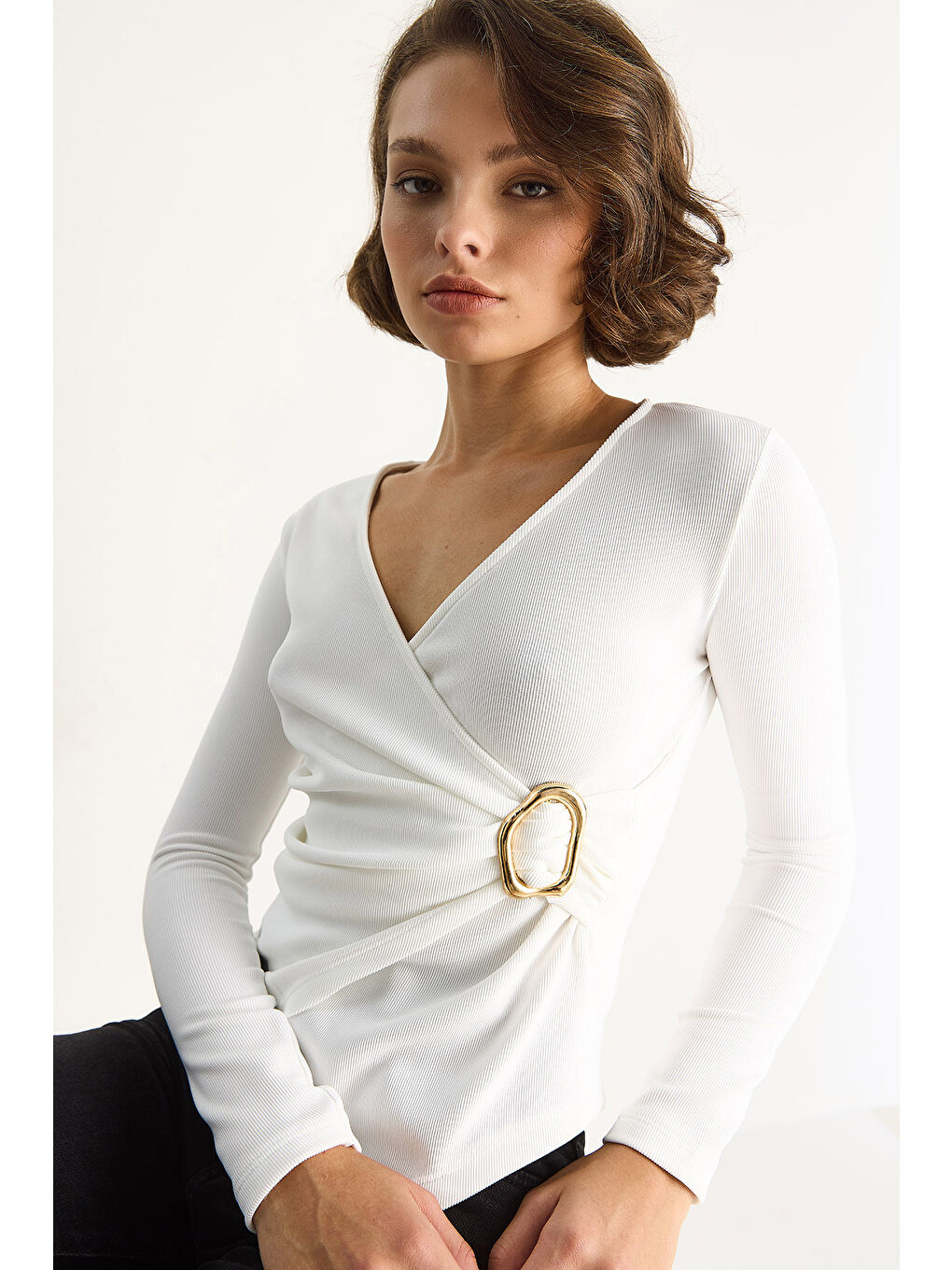 Beyaz Kadın Kruvaze Yaka Gold Toka Detaylı Uzun Kollu Bluz-3