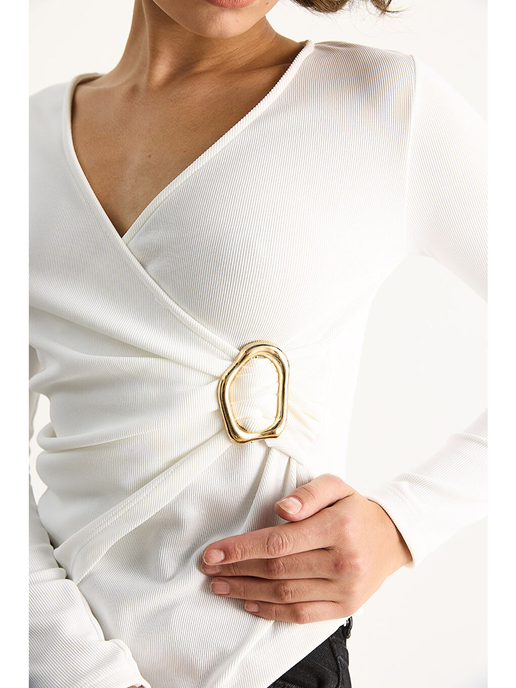 Beyaz Kadın Kruvaze Yaka Gold Toka Detaylı Uzun Kollu Bluz-4