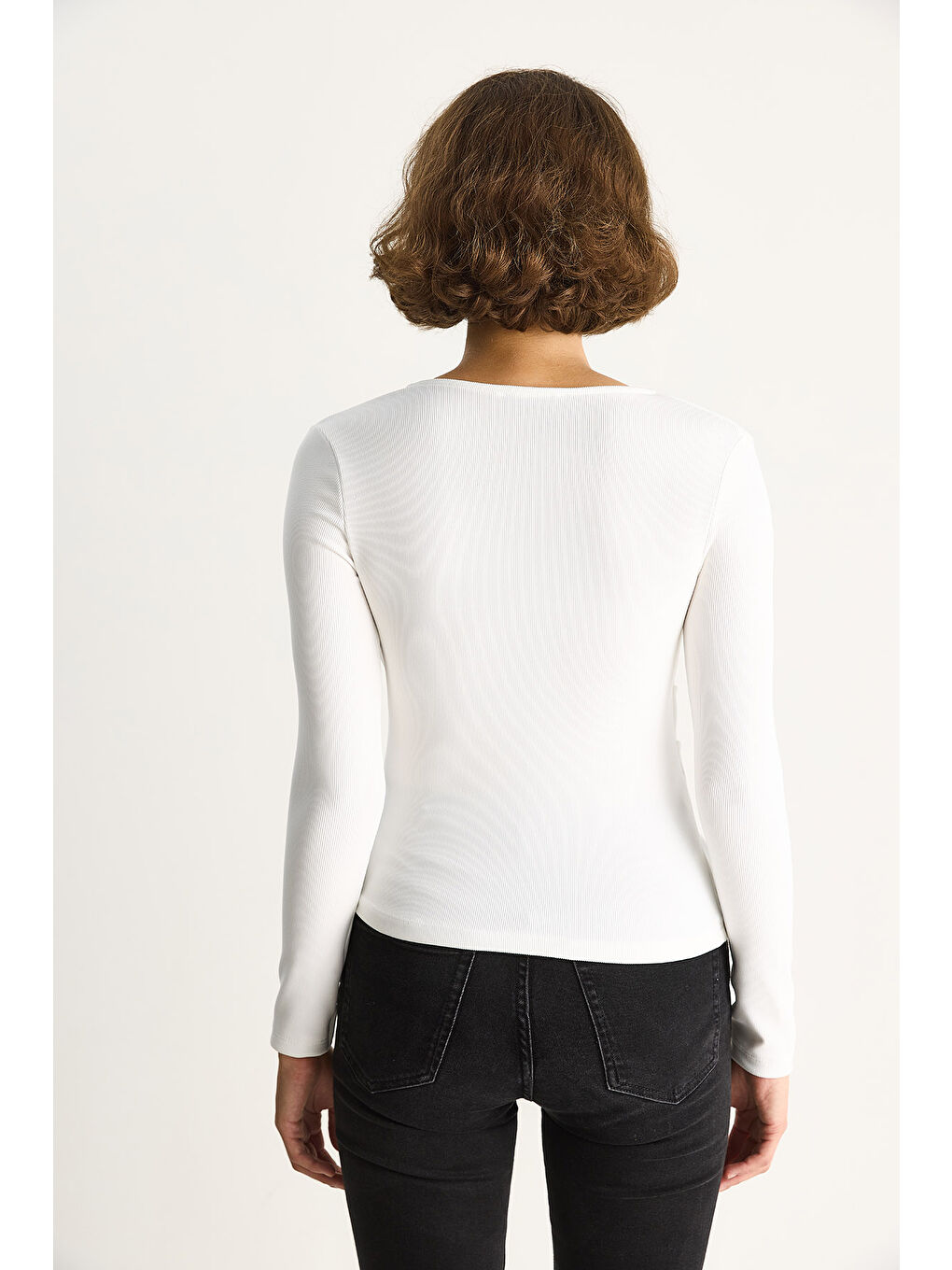 Beyaz Kadın Kruvaze Yaka Gold Toka Detaylı Uzun Kollu Bluz-5