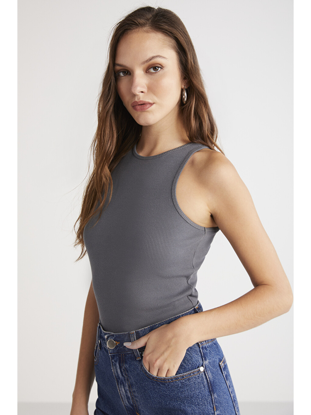 Mıra Kadın Fitilli Görünümlü Pamuklu Regular Fit Halter Yaka Sıfır Kollu Gri Atlet-4