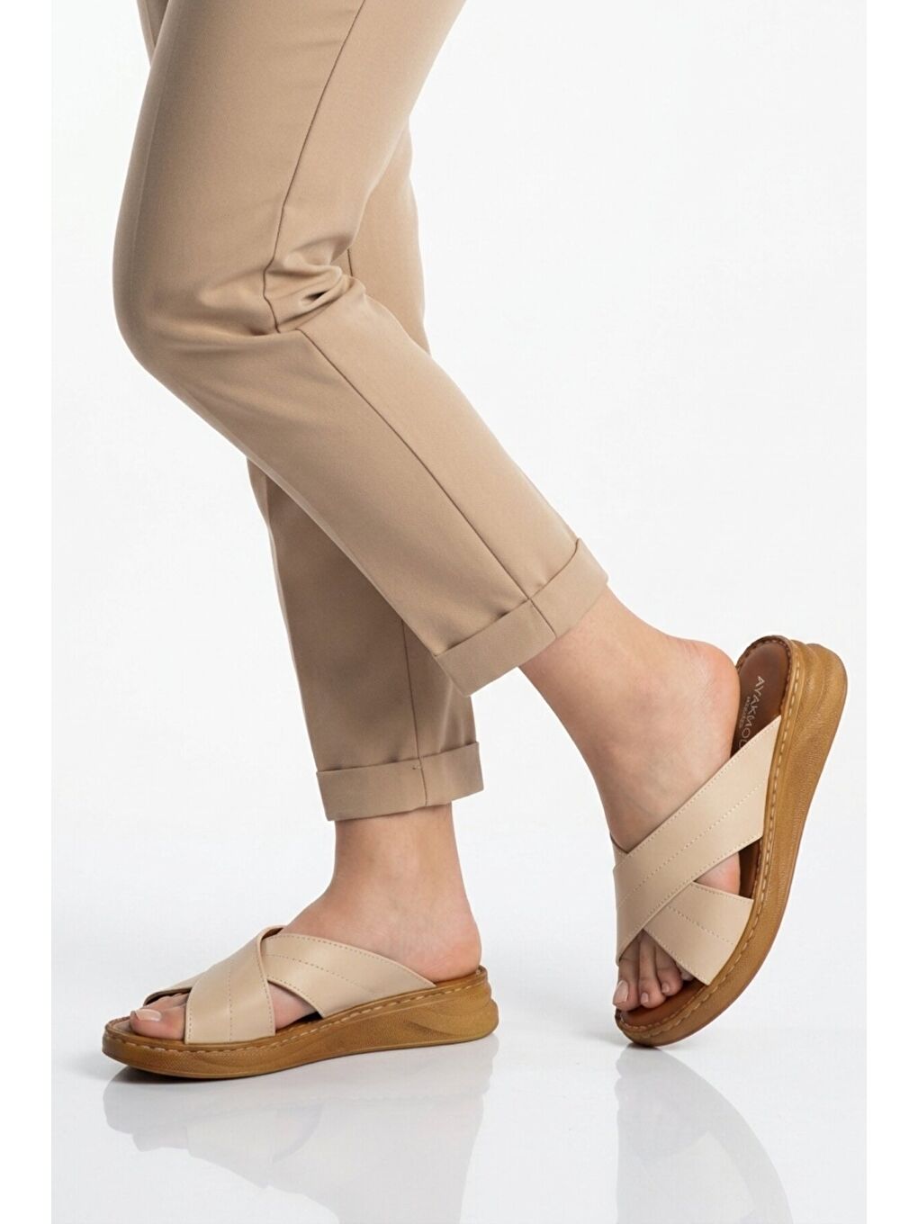 Bej Yumuşak Tabanlı Çapraz Bantlı Kadın Terlik 492148 Z