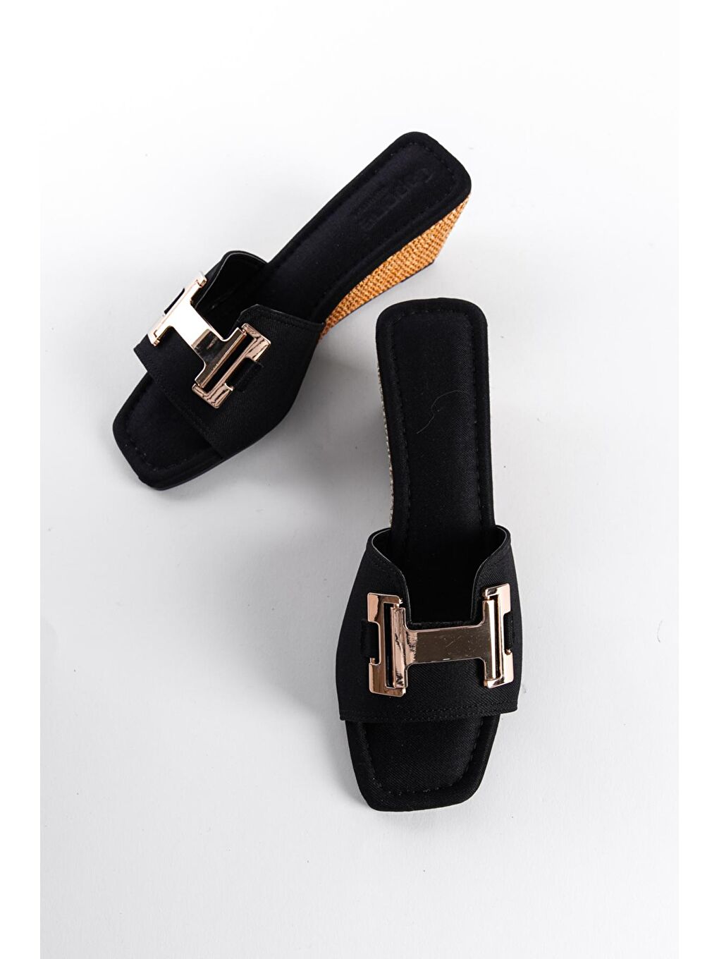 Siyah Dolgu Topuklu Keten Bantlı Kadın Terlik-1