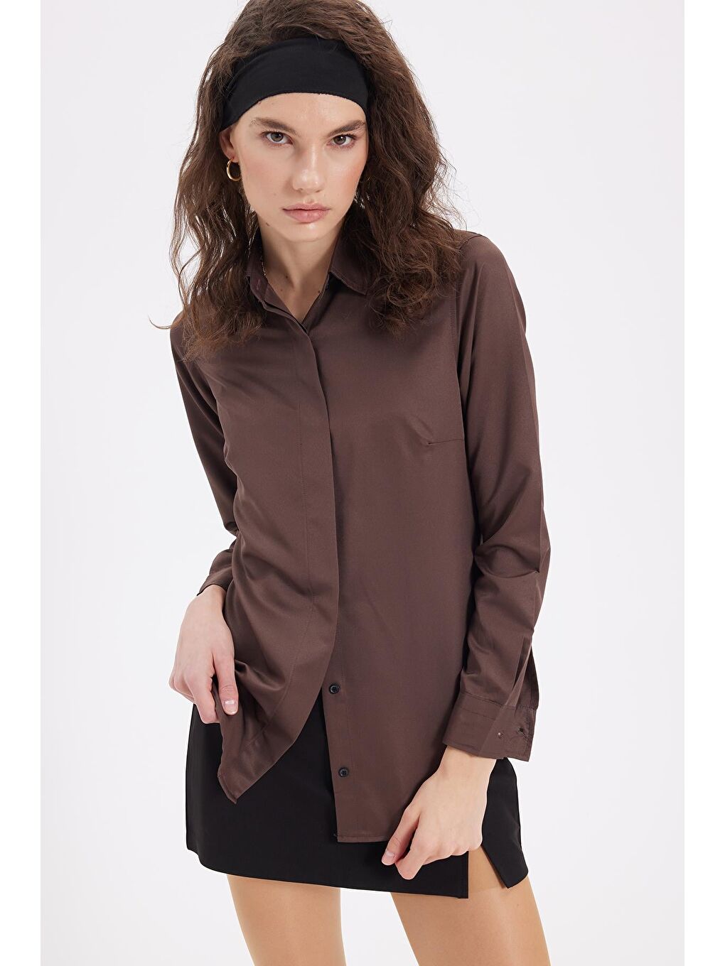 Kadın Slim Fit Dar Kesim Vucüda Oturan Uzun Kollu Gizli Düğme Detaylı Kahverengi Basic Gömlek-1