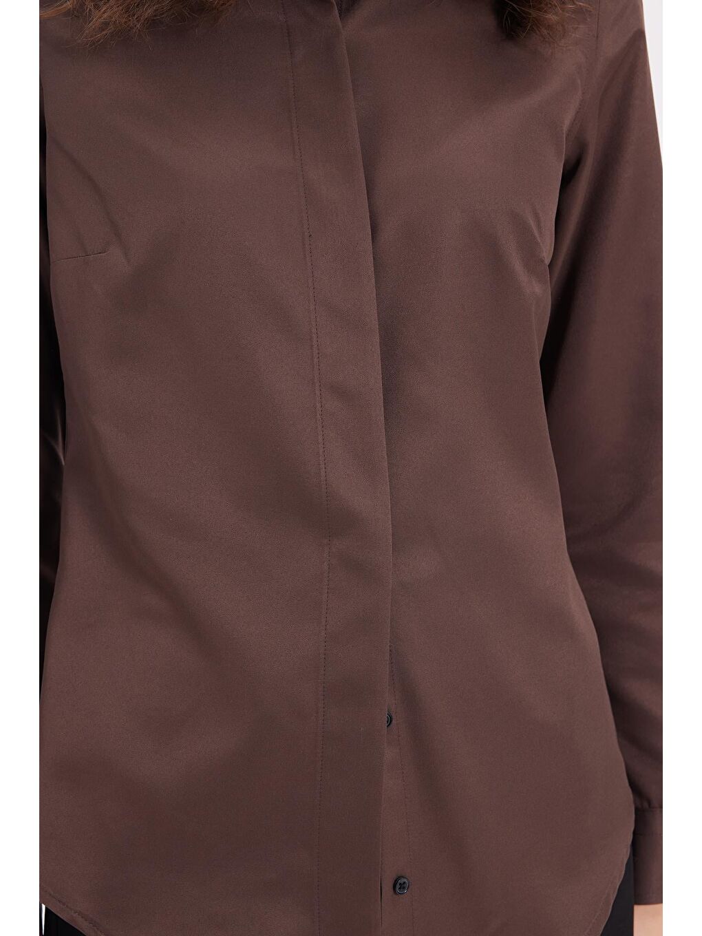 Kadın Slim Fit Dar Kesim Vucüda Oturan Uzun Kollu Gizli Düğme Detaylı Kahverengi Basic Gömlek-2
