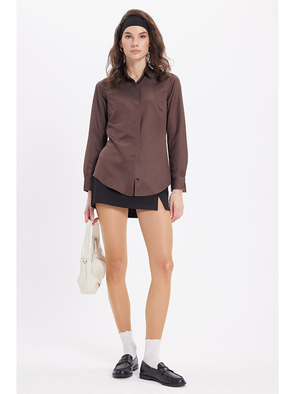 Kadın Slim Fit Dar Kesim Vucüda Oturan Uzun Kollu Gizli Düğme Detaylı Kahverengi Basic Gömlek-3