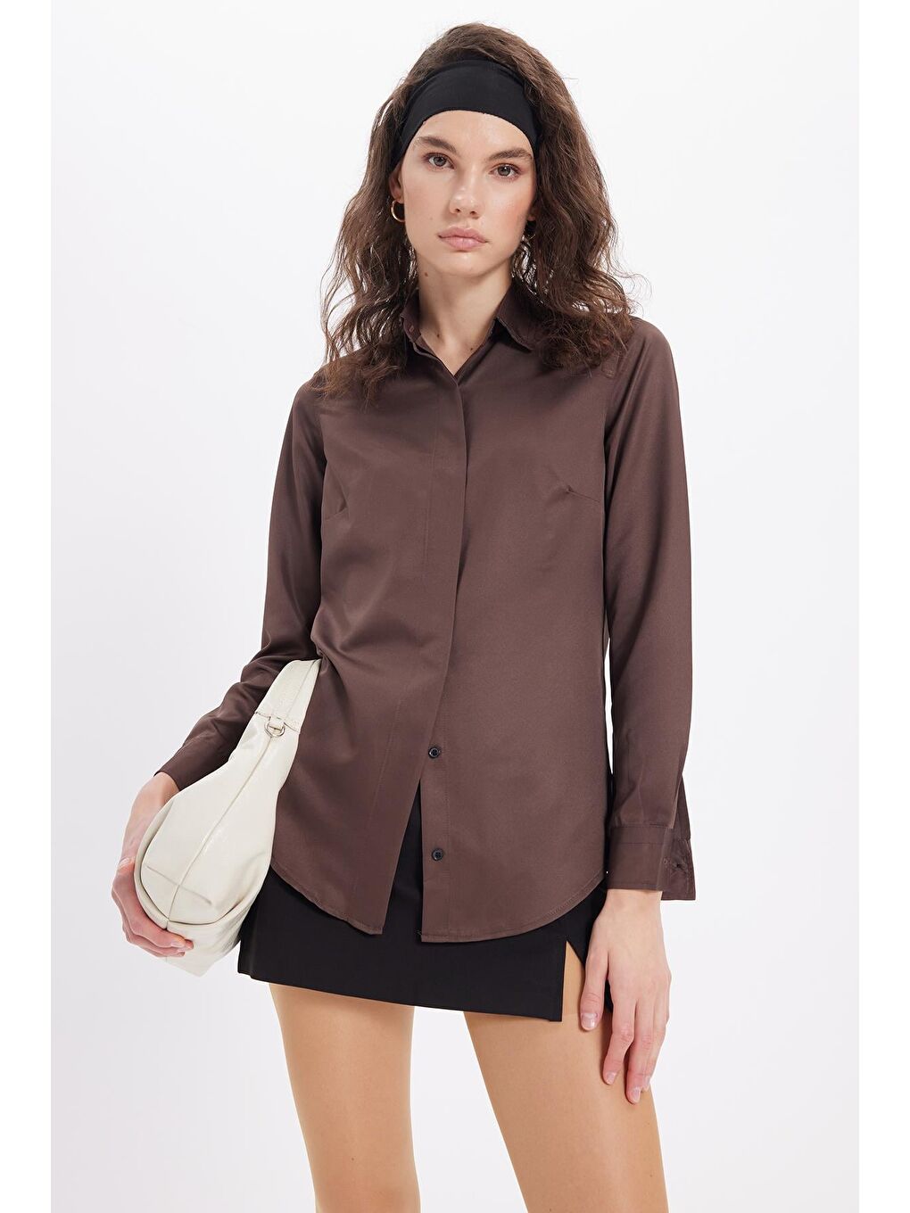 Kadın Slim Fit Dar Kesim Vucüda Oturan Uzun Kollu Gizli Düğme Detaylı Kahverengi Basic Gömlek-4