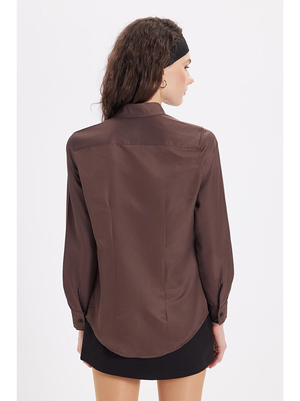 Kadın Slim Fit Dar Kesim Vucüda Oturan Uzun Kollu Gizli Düğme Detaylı Kahverengi Basic Gömlek-6