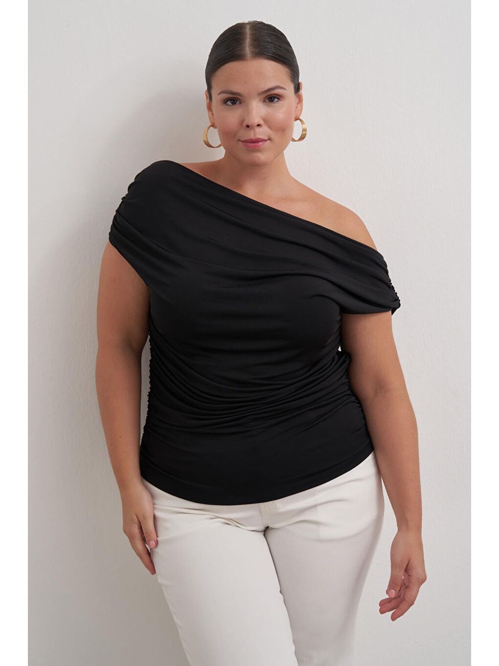 Siyah Açık Omuzlu Drape Detaylı Bluz