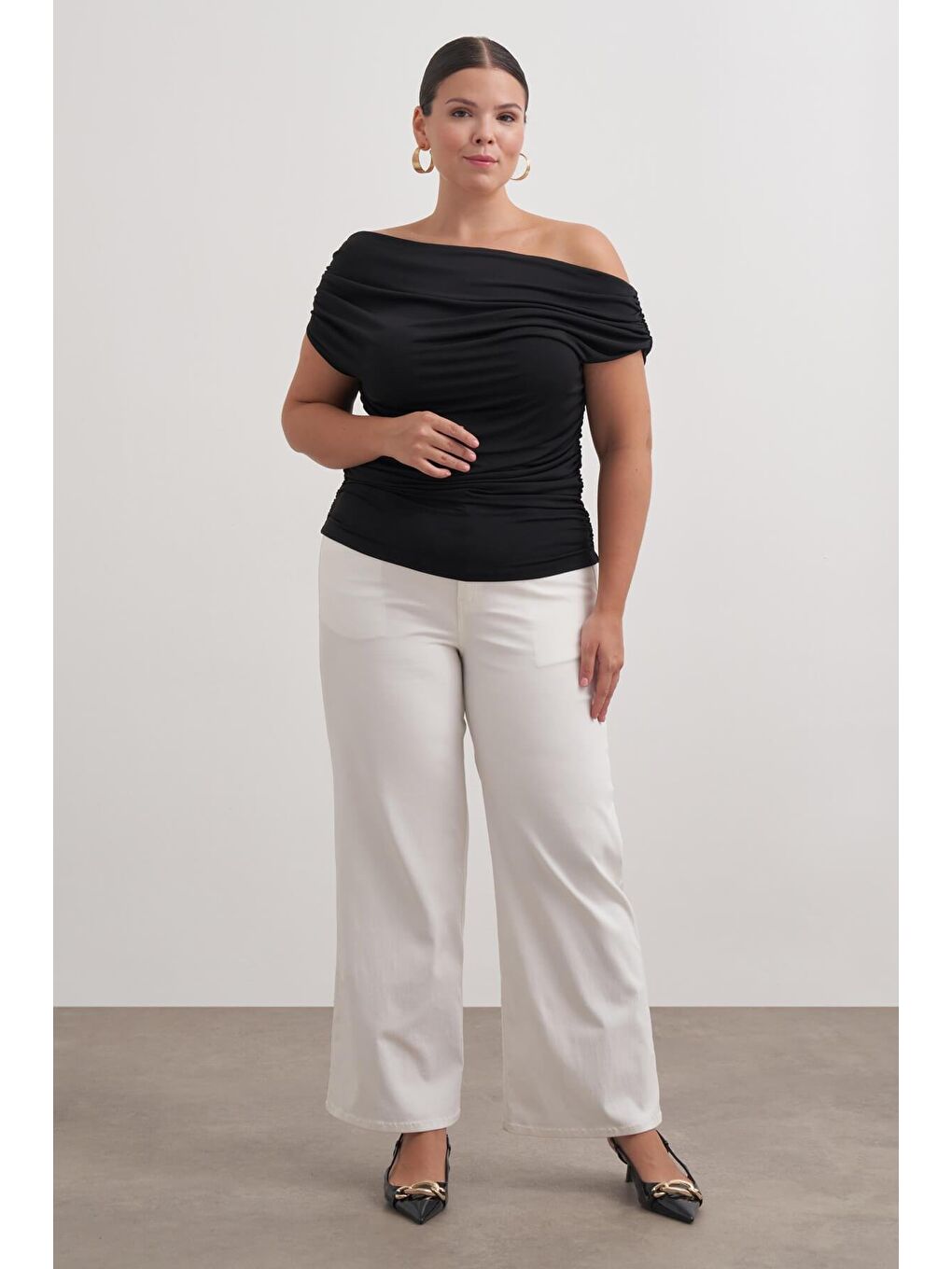 Siyah Açık Omuzlu Drape Detaylı Bluz-1