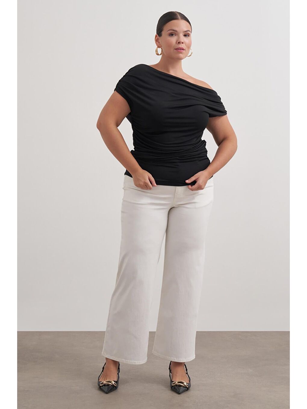 Siyah Açık Omuzlu Drape Detaylı Bluz-2