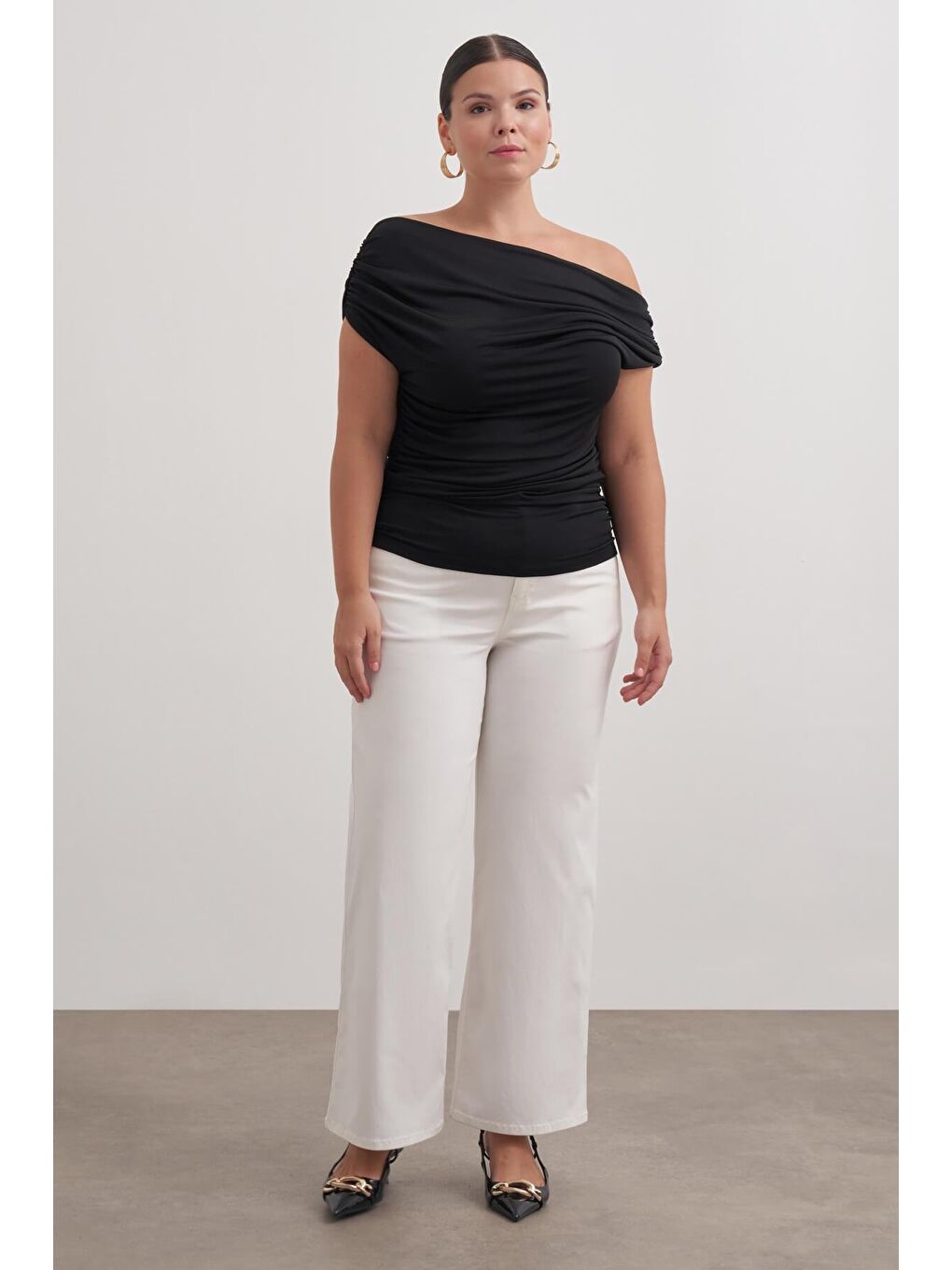 Siyah Açık Omuzlu Drape Detaylı Bluz-3