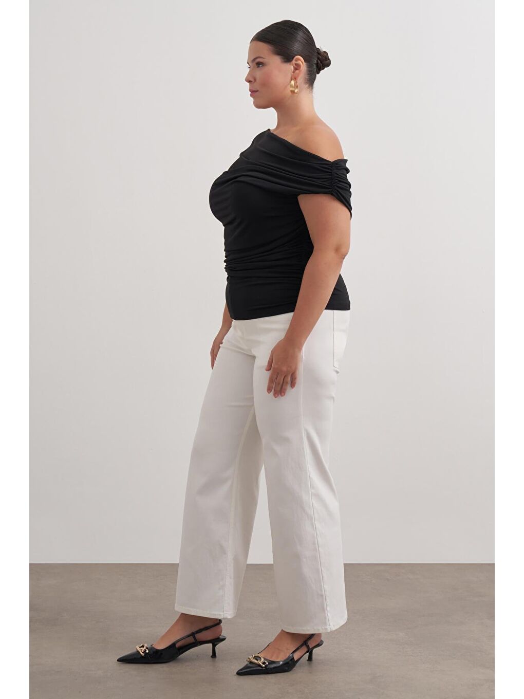 Siyah Açık Omuzlu Drape Detaylı Bluz-4