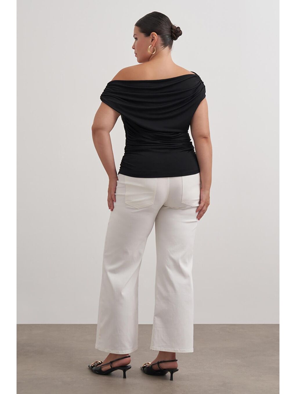 Siyah Açık Omuzlu Drape Detaylı Bluz-5