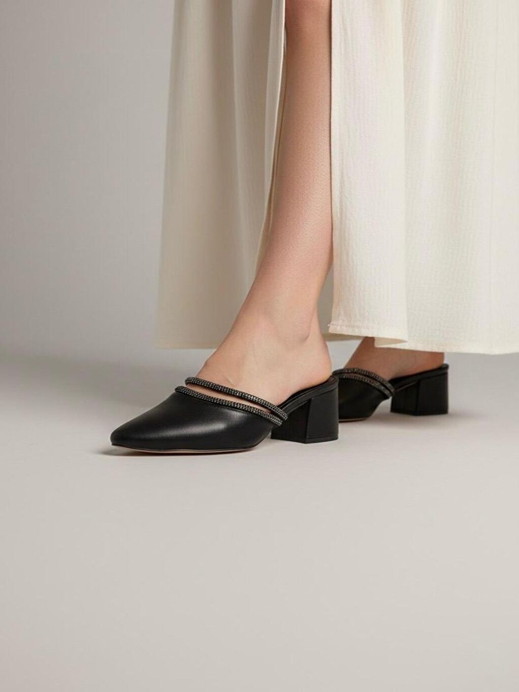 Amber Siyah Sivri Burunlu Taş Detaylı Kalin Topuklu Günlük Terlik