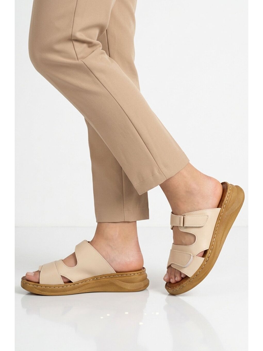 Bej Hafif Yumuşak Tabanlı Cırtlı Kadın Terlik 492147 Z