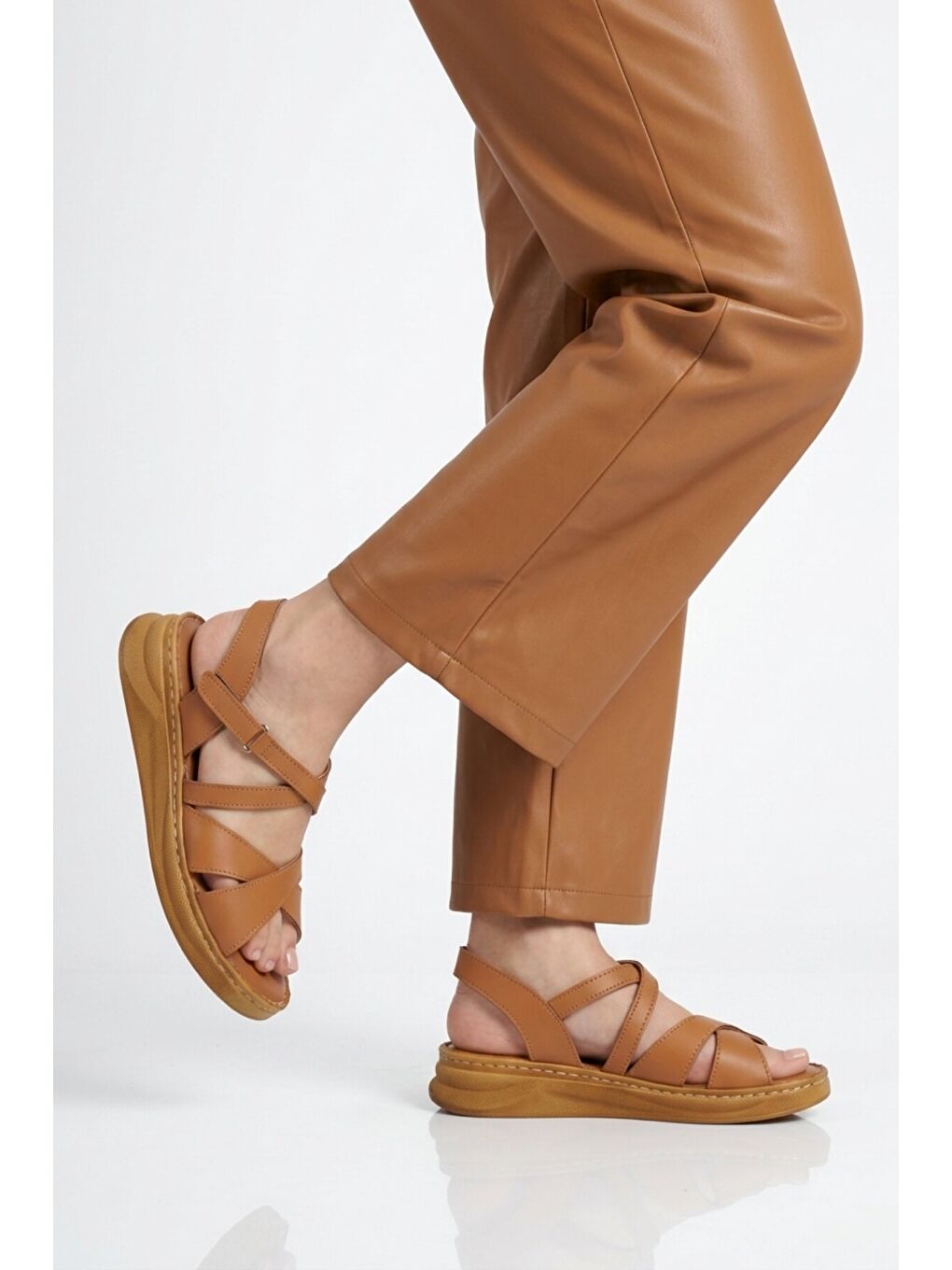 Kahverengi Taba Hafif Yumuşak Tabanlı Cırtlı Kadın Sandalet 492142 Z
