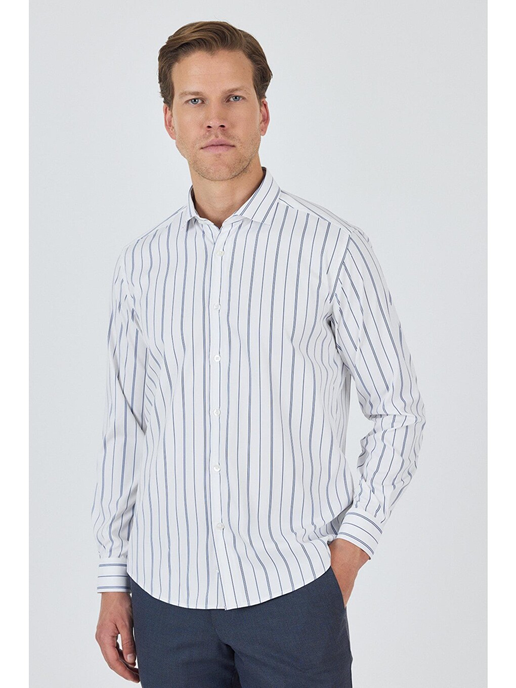 Beyaz Uzun Kol Çizgili Desen Bez Ayağı İtalyan Yaka Cepsiz Esnek Classic Slim Fit Gömlek 1004250203-1